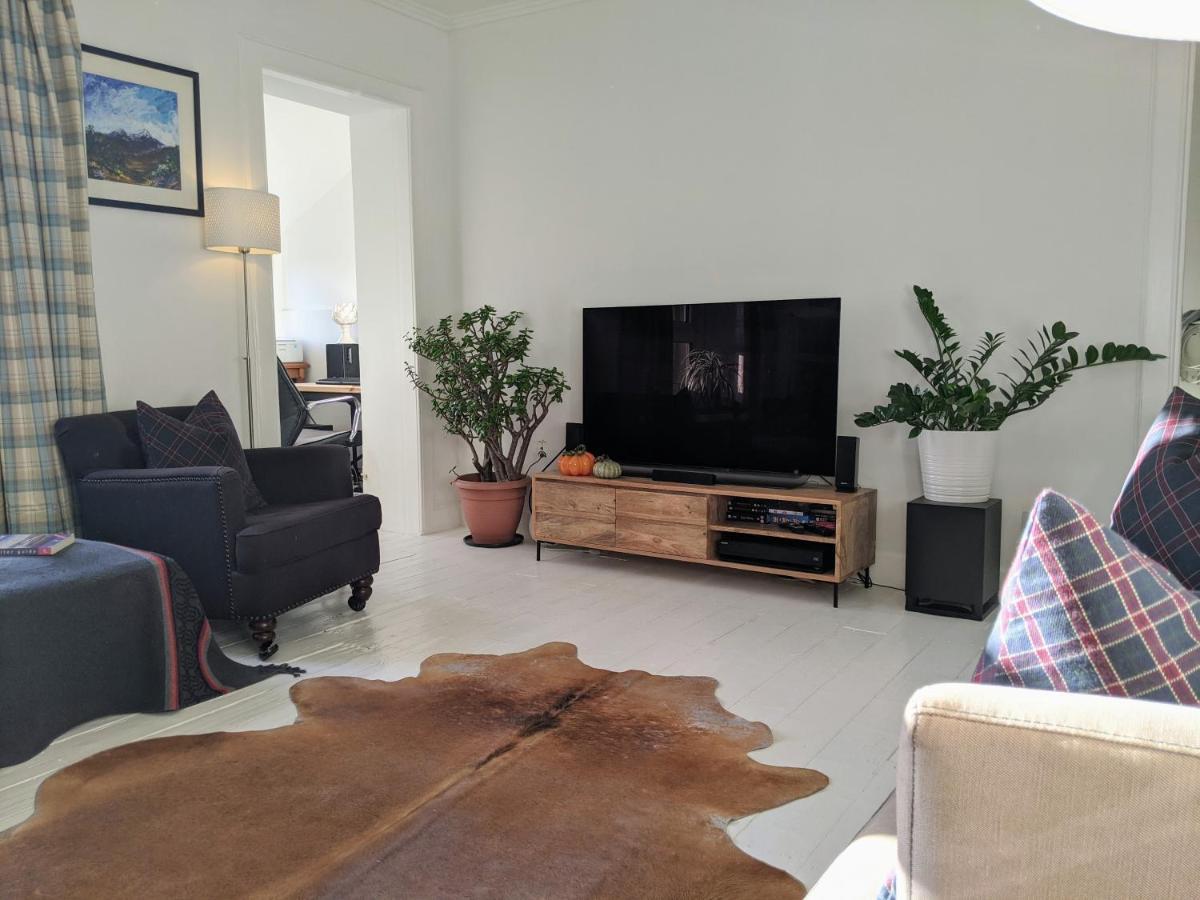 Central Hawick Spacious Stylish Flat With Log Burner 외부 사진